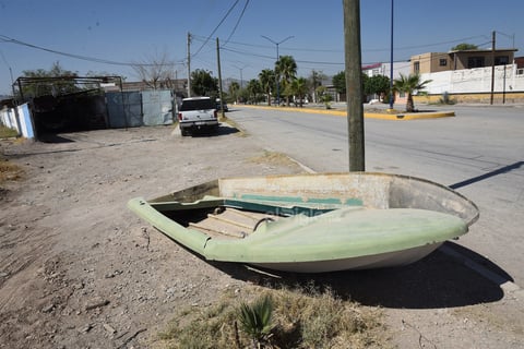 Entre la basura del lugar, hay desde hojas secas y ramas de árboles hasta lanchas.