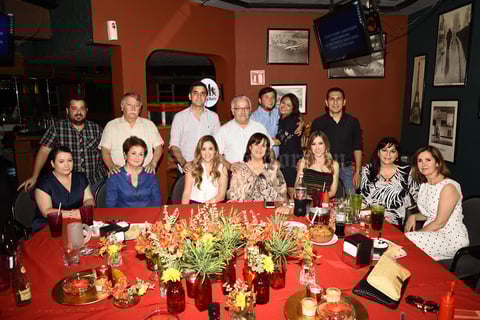 14082019 UN AñO MáS DE VIDA.  Rosa María Fernández Ayala festejó 60 años. En la imagen, la acompañan Catty, Carlos, César, Tere, Ana Rosa, Arturo, Mario, David, Ely, Natalia, Alfonso, Irma y Artemisa, quienes disfrutaron una amena velada.