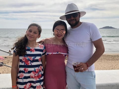 14082019 EN LA PLAYA.  Daniela, Andrea y 'Chato'.