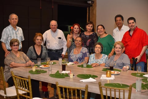 15082019 FELICES.  Cuquita Quintana Neyra celebró un año más de vida. En la imagen, la acompañan sus seres queridos.