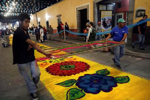 Fieles mexicanos honran a la Virgen de la Caridad con alfombras