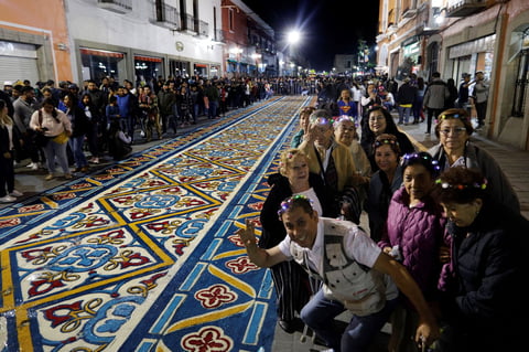 Fieles mexicanos honran a la Virgen de la Caridad con alfombras