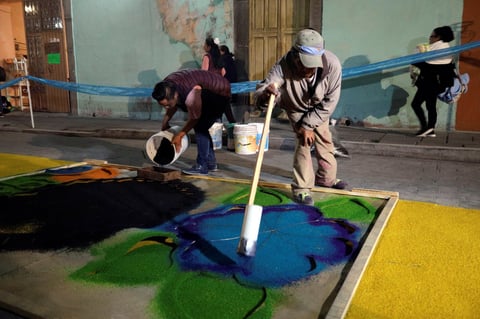 Fieles mexicanos honran a la Virgen de la Caridad con alfombras