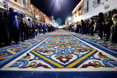 Fieles mexicanos honran a la Virgen de la Caridad con alfombras