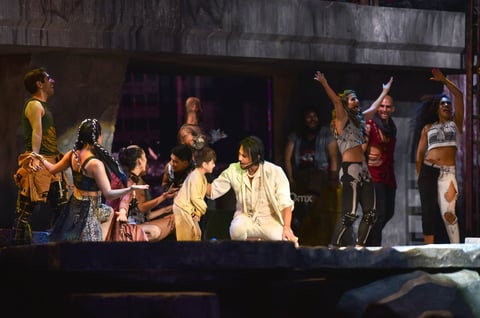Fue el Coliseo Centenario el sitio en el que desarrolló la puesta en escena producida por Alejandro Gou (Vaselina, Hoy no me puedo levantar), la cual mostró los últimos siete días de vida de Jesús en un panorama actual.