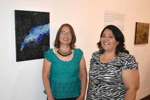 16082019 EN UNA EXPOSICIóN DE ARTE.  Esperanza y Érika.
