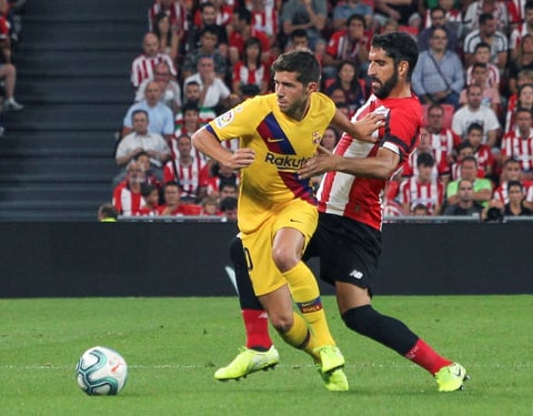 El Barça, por su parte, estrelló dos balones en los palos en la primera mitad. El primero a través de Luis Suárez, en el minuto 32, y el segundo, en el 43 por mediación de Rafinha, que acababa de sustituir al uruguayo, lesionado, y que acabó en el larguero después de ser desviado por Unai Simón.
