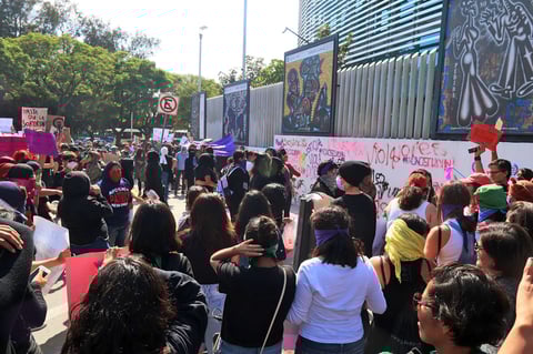 Todas se fueron agrupando. En ese punto, se exhortó a todas las participantes, quienes arribaron con diamantina rosa en alusión a la que le aventaron el lunes pasado al jefe de la policía capitalina, Jesús Orta Martínez.