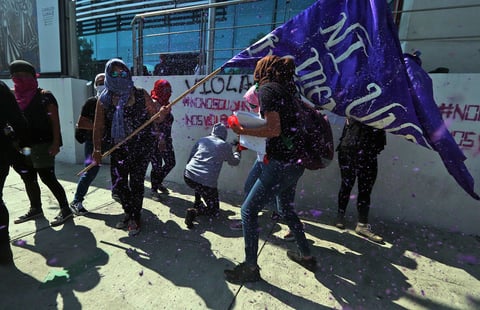 Integrantes de colectivos feministas arribaron en punto de las 18:00 horas a la Glorieta de Insurgentes, algunas portaban paliacates verdes, otras iban encapuchadas.