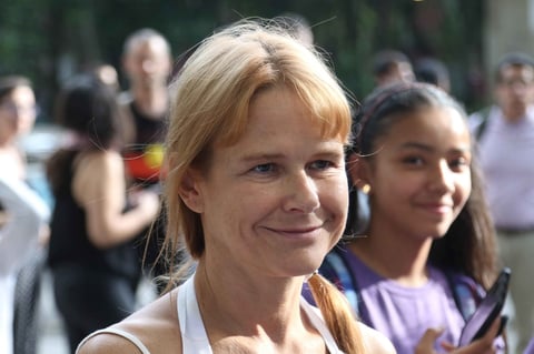 La actriz Nailea Norvind acudió a la manifestación.