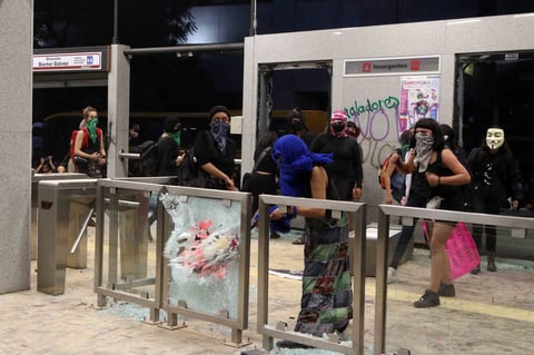 Las manifestantes arrojaron piedras, extintores, bombas y petardos a quienes se les cruzara.