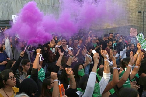 Caminaron sobre la calle de Liverpool, a un costado de la sede de la policía capitalina. Sobre esa vialidad rodearon la Glorieta de Insurgentes para salir del lado opuesto, donde se encuentra la Fiscalía General de la República (FGR). Fue a partir de ese momento donde iniciaron los destrozos y las agresiones.