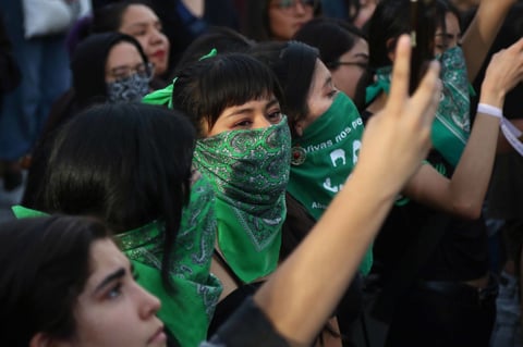 'Se va a caer, se va a caer', 'Somos malas, podemos ser peores', 'Ni una menos, justicia es lo que queremos', fueron algunas de las consignas que gritaron en los primeros minutos de la manifestación.