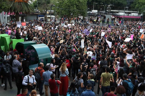 Luego de realizar un pronunciamiento en la Glorieta de Insurgentes, donde exigieron que se active la Alerta de Género en la capital del país, emprendieron la movilización, pero ahí comenzó el caos.