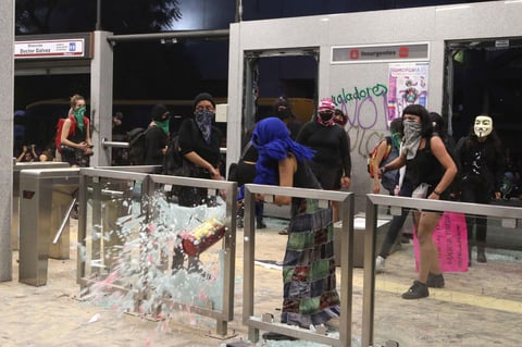 Esos actos, como algunas de ellas señalaron, correspondían a cómo debía ser la protesta. Sobre los dos accesos a la estación Insurgentes del Metrobús, los destrozos parecían llegar a su clímax.