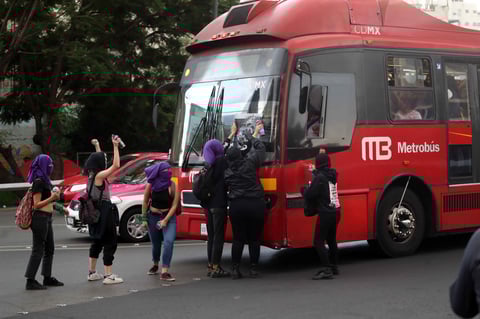 Hombres y mujeres usuarios de este sistema de transporte también fueron agredidos.