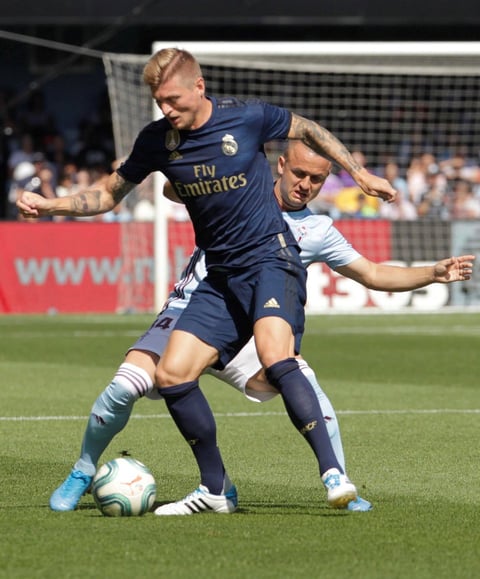El Real Madrid inició LaLiga Santander 2019/20 como líder provisional tras vencer al Celta de Vigo en Balaídos (1-3), con goles de Karim Benzema en el primer acto y, jugando con un jugador menos tras la expulsión de Luka Modric, dianas de Toni Kroos y Lucas Vázquez.