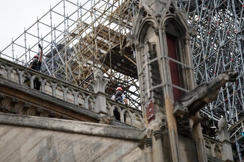 Se están llevando a cabo varias operaciones de descontaminación de plomo en los alrededores de Notre Dame.