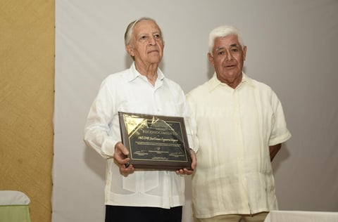 18082019 Algunos de los asistentes recibieron reconocimientos por su trayectoria.