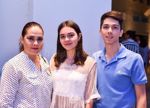 17082019 MUY CONTENTOS.  Sandra, Bárbara y Diego.