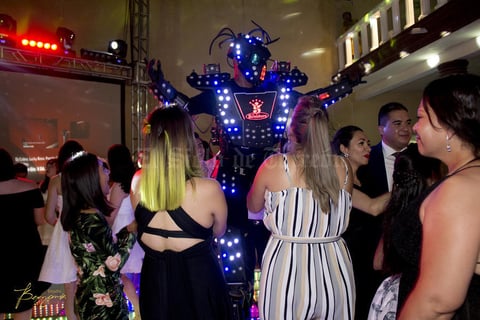 18082019 Los festejados disfrutaron de la divertida fiesta.