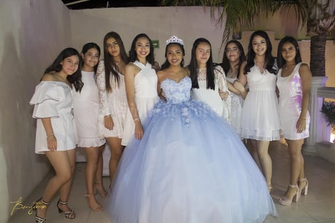 18082019 La festejada con sus damas de honor.
