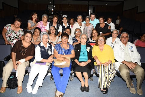 19082019 FESTEJAN ANIVERSARIO.  Sor Lucila Larrauri Rodríguez en compañía de los asistentes al homenaje que se realizó en su honor.
