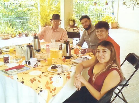 18082019 GRATOS MOMENTOS.  Dr. Leonel Rodríguez en su segunda visita al Pueblo Mágico Xilitla, acompañado del Lic. Luis Emmanuel Aguilar Méndez; María Elena González Rubio, gerente y propietaria del hotel Aurora; y la Lic. Danae Hernández Moreno el pasado mes de julio.