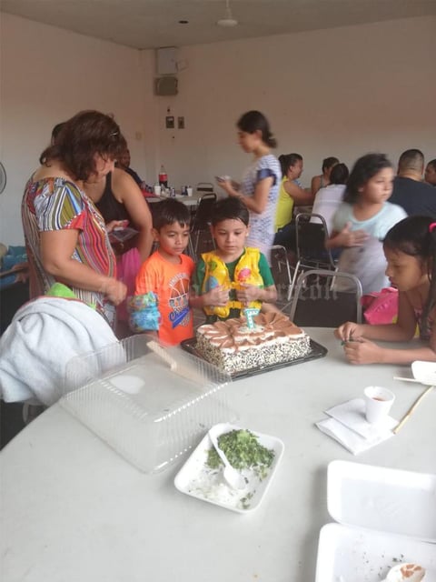 19082019 APAGA SIETE VELITAS.   Mauricio Torres Shumm, disfrutando de su fiesta en compañía de familiares y amigos.