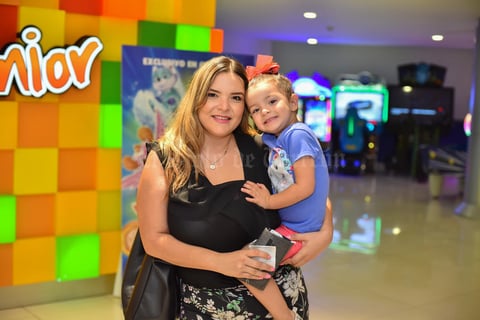 17082019 EN EL CINE.  Karen y Ana Paula.