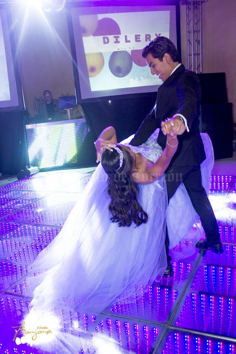 18082019 En pleno vals, con su hermano.