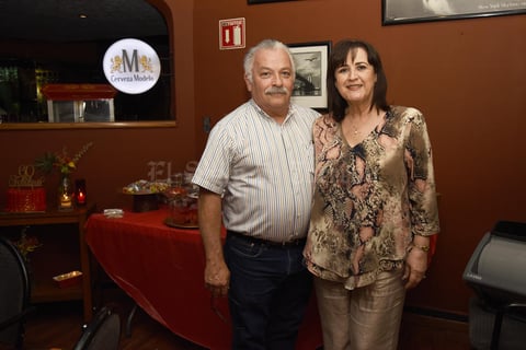 18082019 CELEBRA SU CUMPLE.  Rosa María Fernández Ayala en compañía de Mario Quiroga.