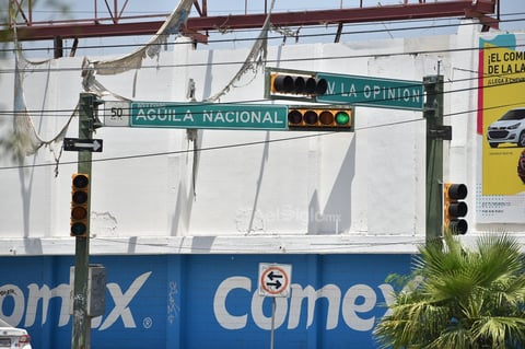 En distintos puntos, los semáforos se encuentran apagados, y pese a que cuando menos una de las luces enciende, esta situación llega a generar confusión a los conductores.