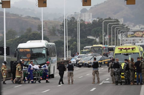Los 37 pasajeros del autobús resultaron ilesos. Solo se registró el desmayo de una mujer fruto de la tensión vivida.