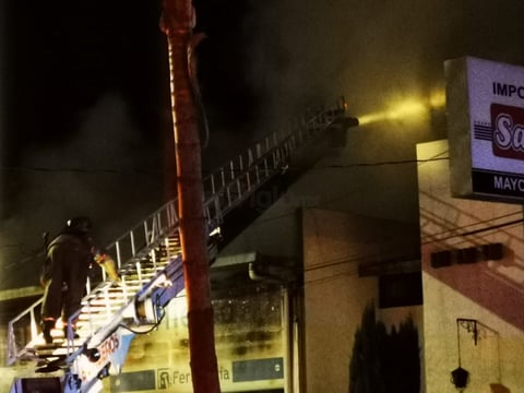 Fuego acaba con local comercial en Durango