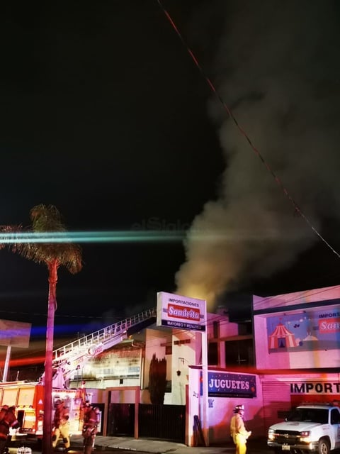 El incendio causó una densa nube de humo.