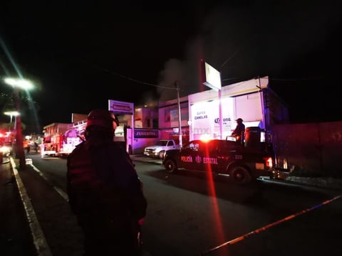 Un fuerte incendio registrado en un local comercial de Durango en los últimos minutos de este lunes, dejó pérdidas cuantiosas.