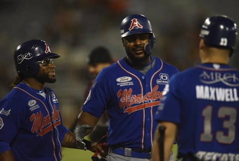 Por los Algodoneros inició sobre la lomita Frankie de la Cruz y colgó el primer cero, pero pronto le empataron el juego los del Acero, con cuadrangular solitario de Bruce Maxwell en la apertura del segundo episodio, pegando un obús que se fue por encima de la barda del izquierdo, su jonrón número 21 en la temporada.