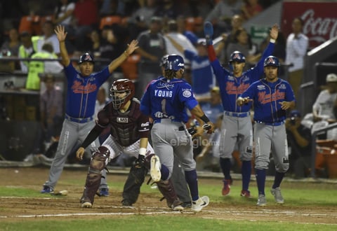 Pero la debacle del pitcheo Guinda llegaría a partir del quinto capítulo, cuando a Frankie se le llenó la casa con sencillos de Rodolfo Amador y Ricky Rodríguez, además de base por bolas a Noah Perio. Llegó entonces Eric Young junior para disparar fly de sacrificio hacia el jardín central, con lo que Amador anotó en triple 'pisa y corre', seguido por sencillo de Erick Aybar que llevó a Rodríguez y a Perio hacia el plato, poniendo el juego en el alambre.