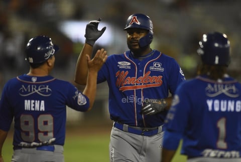 La voltereta de los visitantes llegó durante la apertura del sexto rollo, armando un rally de 5 anotaciones ante un desesperado pitcheo Guinda que le colocó corredores en las esquinas a Frankie de la Cruz, a quien Jonathan Aceves le pidió la pelota, para jalar por el relevo de Román Peña Zonta. Apenas al primer lanzamiento del zurdo, Perio disparó sencillo al central que hizo anotar a Vargas la carrera del empate, todavía, la casa se llenó con infield hit de Young y la vació Aybar con doblete hacia el izquierdo, redondeando el rally con elevado de sacrificio, obra de Chris Carter, para que anotara Aybar.