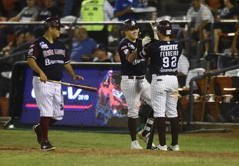 Sin embargo, en la novena volvió a lucir inoperante el bullpen Guinda, pues a Luis Gámez se le llenó la casa y permitió hit de Perio que produjo una, anotando luego Amador 'de caballito', tras base por bolas a Young. Entró a lanzar Oswaldo Martínez y le pegó Aybar elevado de sacrificio para que anotara Rodríguez, mientras que Francisco Peguero rodó por la antesala, lo que aprovechó Perio para timbrar la carrera número 13.