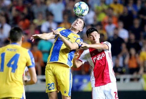 Ajax empezó fuerte, pero APOEL estuvo cerca de ganar el juego en la última media hora, luego que un cabezazo de Andrija Pavlovic golpeó el larguero y el portero del Ajax, André Onana, fue obligado a realizar excelentes atajadas.