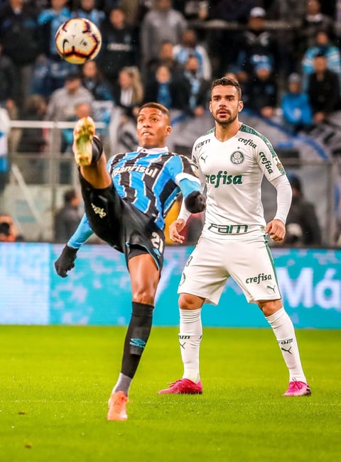 El técnico visitante, Luiz Felipe Scolari, optó por el recién contratado Luiz Adriano para comandar el ataque en el lugar del colombiano Miguel Borja, quien venía con una racha goleadora en los anteriores partidos de la Copa Libertadores.