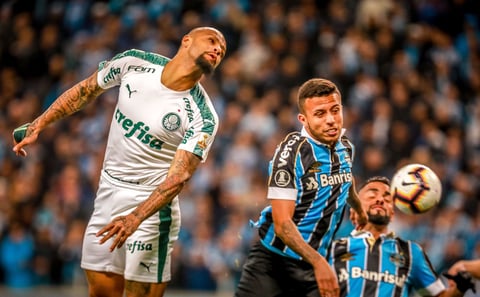 Y fue precisamente el exjugador del Milán quien al primer minuto marcó un gol bien anulado por el árbitro argentino Patricio Loustau, que sancionó una falta.