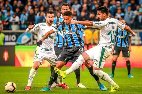 Los locales se sacudieron de la arremetida del Palmeiras en los primeros minutos y Jean Pyerre respondió con un disparo desde fuera del área que llevó peligro al portero Wéverton. Después fue el turno de Álisson con otro remate de larga distancia.