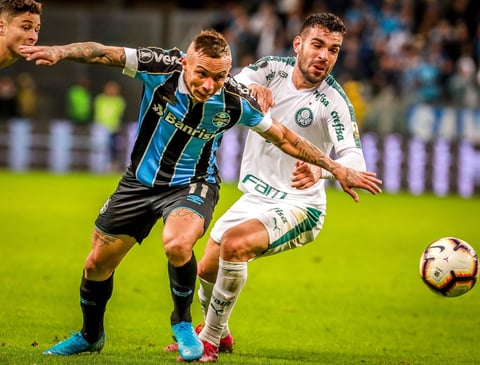 El Palmeiras abrió el marcador a los 30 minutos, en una falta cobrada por Marcos Rocha y que Scarpa, artillero del equipo en este año, completó con un potente remate que dejó sin chance de defensa a Paulo Víctor.