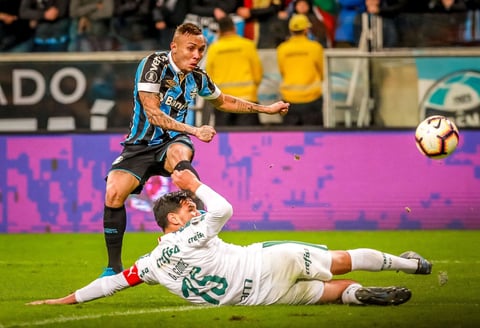 El inicio del segundo tiempo fue idéntico al de la primera etapa, con el Palmeiras volcado al ataque y Dudú, nuevamente, tuvo la oportunidad de ampliar el marcador.