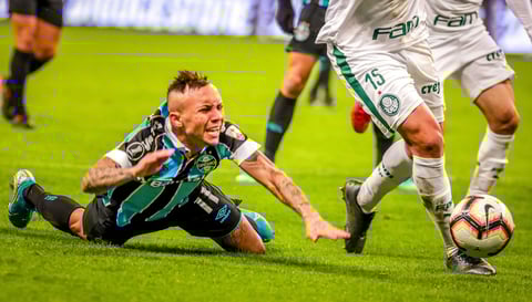 En los minutos finales, a pesar de la intención del Gremio, que insistía en el frente de ataque con Éverton, el Palmeiras daba el equilibrio con punzantes jugadas de contragolpe, como las de Willian y Dudú, quien estrelló un remate en el palo.