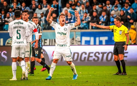 El partido de vuelta se disputará el 27 de agosto en Sao Paulo y el ganador se enfrentará en una semifinal también brasileña al vencedor de la llave que disputan el Flamengo y el Internacional.