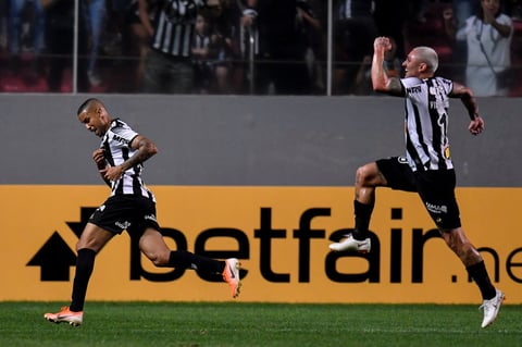 El Mineiro, que con goles de Jair, al minuto 28 y Elías, al 80' consiguió revertir el penalti con el que David Camacho abrió el marcador para la visita en el minuto siete, necesita ahora de un empate en la vuelta, el próximo martes en Bogotá, para avanzar a semifinales, en la que ya espera el Colón argentino.